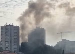 POŽAR U PULI Zapalila se drvenarija i otpad, pa izgorio i automobil