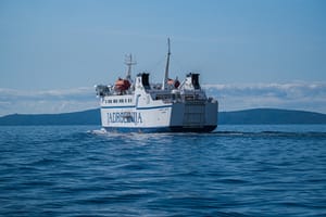 Otočani s Oliba se pitaju "Zašto kasne trajekti" - Jadrolinija: "Kreću građevinski radovi, a na otocima je zabranjen promet vozilima, ovo se događa..."