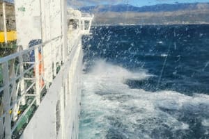 OLUJNA BURA U prekidu trajektne, katamaranske i brodske linije, a ni cestovni promet nije "pošteđen"!