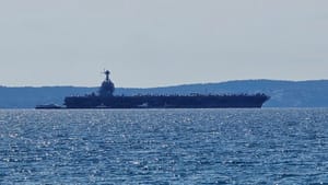 Nuklearni nosač zrakoplova Ford napustio splitski akvatorij!