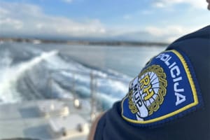 Mladi vozač sletio s ceste u Vrani i teško se ozlijedio