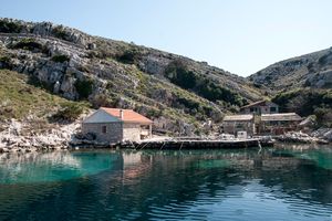 U Malom Lošinju i Mošćeničkoj Dragi postavljene mobilne ribarske kućice