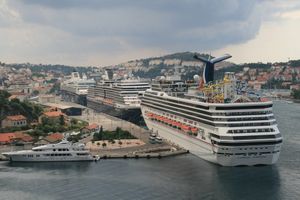 Korona-crvena Hrvatska turistima ne smeta – Čak tri kruzera uplovila u dubrovačku luku Gruž