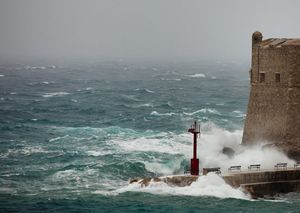 NARANČASTI METEOALARM Olujno jugo, najavljene i nevere, otkazana linija Dubrovnik-Bari