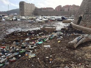 OŠTRE KRITIKE DUBROVČANA: “Smeće je zimska razglednica Grada, a nikoga nije briga!”