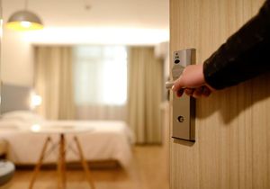 Pritvoren talijanski par zbog 28 kaznenih djela – Boravili u hotelima pod lažnim identitetom i ništa nisu platili!