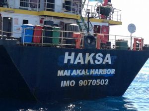 DOZNAJEMO: Ronioci zakrpali rupu – Havarirani brod se noćas tegli u Trogir