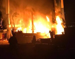 Izgorjela jedrilica u Zadru, muškarca s broda hitna pomoć odvela u bolnicu