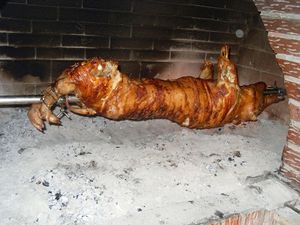 Jednostavni domaći recepti: Odojak na ražnju