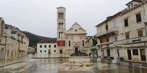 POZITIV-NEGATIV Hvarski umjetnici o životu u turističkoj destinaciji