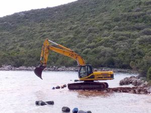 NEUM Ako mogu prstaci, zašto ne i bagerom u more?