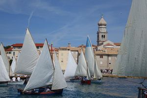 SLIKOVITA REVIJA TRADICIJSKIH PLOVILA Održana 23. Krčka jedra
