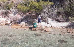 SVE ISCURILO U MORE Uklonjena bačva s opasnim tvarima koju je netko bacio na stijene u Splitu