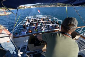 Dalmatinci se dosjetili – Iz noćnih klubova zabavu preselili na brodove!