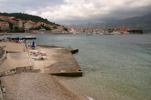 Širi se onečišćenje mora u Korčuli – Sad se i gradska plaža Banje ne preporučuje za kupanje!