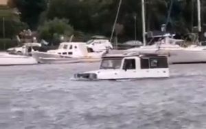 VIDEO Zaplovio džipom između jedrilica
