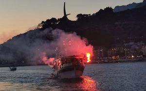 Bakljada i defile brodova u Podgori