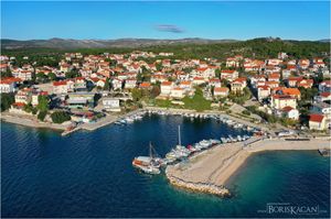 Automobil s pristaništa u Brodarici upao u more