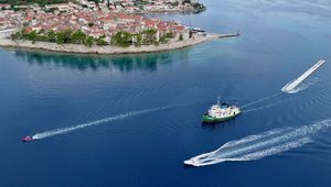 KORČULA Dotegljeni valobranski pontoni za projekt luke “Porto UŠ”, rekonstruira se lukobran Puntin