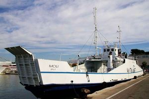 Trajekt na vezu u Šibeniku gori od nedjelje ujutro: Vatrogasci dežurali cijelu noć, u brod ne mogu ući