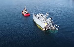 Sudar kontejneraša i minolovca kod Pireja – Brod grčke mornarice prepolovljen!