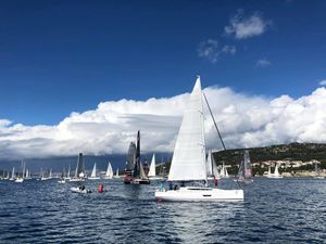Sa stotinjak prijavljenih jedrilica, startala je tradicionalna Viška regata