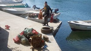 EKO AKCIJA U PLOČAMA Vrijedni ronioci očistili podmorje
