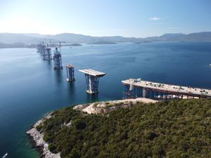 Prvi stup Pelješkog mosta spaja se danas s kopnom