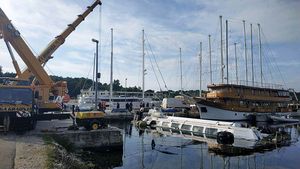 Izvlačenje potonulog katamarana Mislav ispred šibenske luke