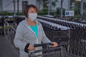 OD PONOĆI NA SNAZI NOVE MJERE – Manje ljudi u trgovinama, nema okupljanja ni za blagdane