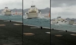 EKSKLUZIVAN VIDEO Trajekt Cres pun putnika u Zadru reful juga bacio na lukobran luke Gaženica