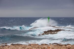 MORE NA OTVORENOM 7! Palagruža bilježi udare juga od 143 km/h, na rtu Planka veliki valovi