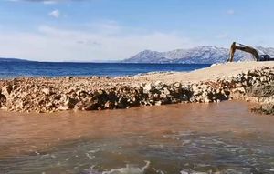 Investitor u Makarskoj tvrdi da obalu zatrpavaju zakonito, ali ima samo jedan problem