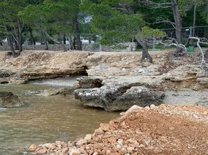 Napokon zaustavljeni radovi na devastaciji pomorskog dobra u Makarskoj