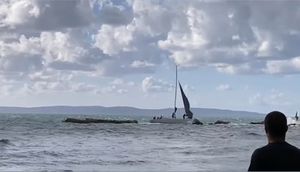 Jedrilica nošena jakim jugom udarila o stijene kod splitske plaže Firule