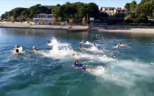 Tradicionalno novogodišnje kupanje na Hvaru