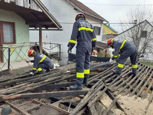 U otklanjanju posljedica potresa, ozlijeđeni vatrogasci iz Splita, Dubrovnika i Otočca