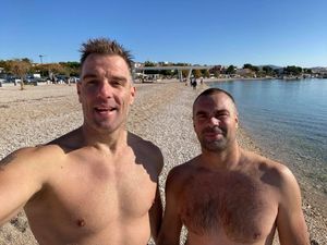 Dvojac iz Šibenika je u moru cijelu godinu: “Ne kupamo se, nego plivamo i to preporučamo svakome!”