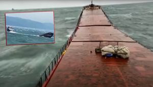 STRAVIČNA SNIMKA Posada snimila kako im valovi lome brod na pola – Ubrzo je potonuo!