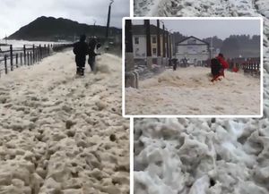 ŠTO SE DOGAĐA? Velika količina morske pjene prekrila rivu, uvukla se i u unutrašnjost grada