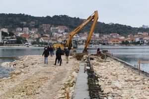 Trogir privodi kraju radove na lukobranu, a slijede sportska lučica i šetnica na Lokvicama