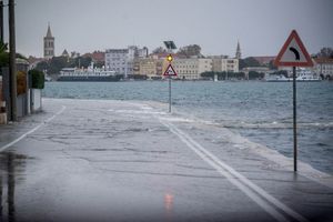 Zadarska cesta uz more se raspada: “Zbog udara valova u obalni zid, propada asfaltni sloj”