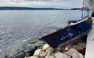 Kaštelanski komunalci uklonili staru barku