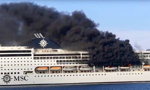 GORI VELIKI KRUZER “S desne strane broda sukljaju jaki crni dim i plameni jezici!”