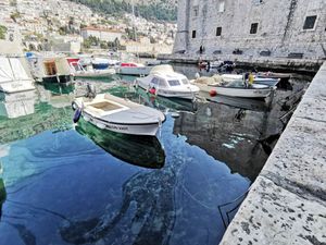Ispred starog dijela Dubrovnika smrad i naftna mrlja