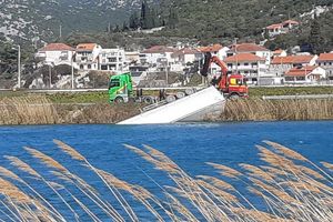 PROMET U PREKIDU Olujna bura gurnula prikolicu šlepera u korito Neretve!