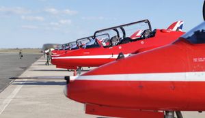 Akro grupa „Red Arrows“ posjetila  pilote „Krila Oluje“
