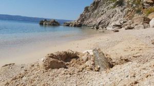 OPASNO OTKRIĆE U OMIŠU: Umjesto školjkica iz pijeska izronila – bomba!