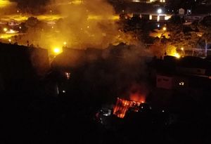 TRAGEDIJA U TROGIRU Tijekom požara policija sumnja da je jedna osoba smrtno stradala, a jedna je životno ugrožena