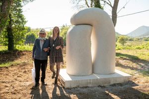 U Kuni na Pelješcu otkriven “Dodir” – Trajna skulpturu Mediteranskog kiparskog simpozija